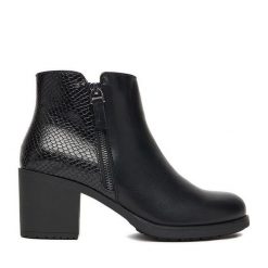 Botki Clara Barson. Czarne botki damskie Clara Barson, bez wzorów, bez obcasa, na słupku, bez zapięcia. Za 149.99 zł.