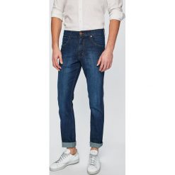 Wrangler - Jeansy Greensboro. Niebieskie jeansy męskie Wrangler, z bawełny. W wyprzedaży za 229.90 zł.