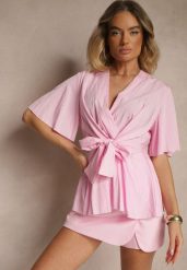 Jasnoróżowa Bluzka z Wiskozą Kopertowym Dekoltem i Ozdobnym Supełkiem Lioriva. Czerwone bluzki damskie Renee, z aplikacjami, z jeansu, eleganckie, bez kołnierzyka, bez ramiączek. Za 49.99 zł.