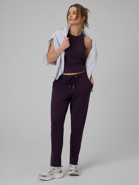 4F Spodnie dresowe damskie - fioletowe XXL. Fioletowe spodnie dresowe damskie 4F, bez wzorów, z bawełny, sportowe, z podwyższonym stanem, na fitness i siłownię. Za 129.99 zł.