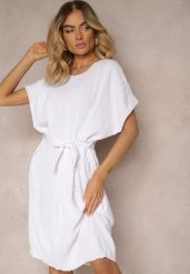 Biała Pudełkowa Sukienka Wiązana w Talii Junolia. Białe sukienki damskie Renee, na co dzień, m, bez wzorów, eleganckie, bez kołnierzyka, bez ramiączek, midi, kopertowe. Za 49.99 zł.