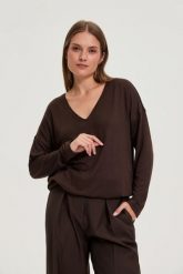 Sweter z dekoltem w serek brązowy. Brązowe swetry nierozpinane damskie MOODO, l, bez wzorów, z elastanu, bez kołnierzyka, bez ramiączek. Za 59.99 zł.