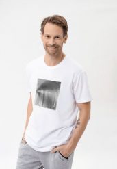 Koszulka z nadrukiem, Comfort Fit, T-VIBES. Czarne t-shirty męskie Volcano, l, bez wzorów, z bawełny, bez kołnierzyka, bez ramiączek. Za 59.99 zł.