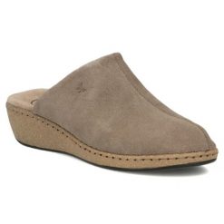 Skórzane klapki na koturnie taupe Filippo DK7567. Klapki damskie Filippo, na lato, bez wzorów, ze skóry, bez obcasa, na koturnie, bez zapięcia. Za 169.99 zł.