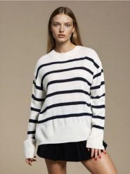 Sweter z akrylu w paski - biały. Białe swetry nierozpinane damskie Sinsay, l, bez wzorów, bez kołnierzyka, bez ramiączek. Za 49.99 zł.