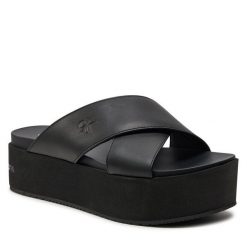 Klapki Calvin Klein Jeans. Czarne klapki damskie Calvin Klein Jeans, bez wzorów, z jeansu, bez obcasa, bez zapięcia. Za 439.99 zł.