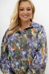 Oversizowa koszula na guziki Take Your Time w niebiesko-fioletowy print kwiatowy Plus Size Oversize. Fioletowe koszule damskie Moda Size Plus Iwanek, plus size, bez wzorów, z elastanu, biznesowe, bez kołnierzyka, bez ramiączek. Za 259.90 zł.