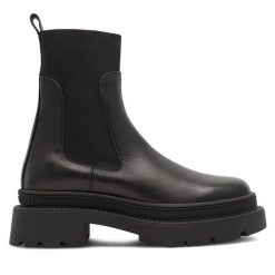 Botki GINO ROSSI. Czarne botki damskie Gino Rossi, bez wzorów, bez obcasa, na płaskiej podeszwie, bez zapięcia. Za 399.99 zł.