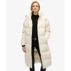 Długi pikowany płaszcz z kapturem. Białe płaszcze damskie Superdry, bez wzorów, eleganckie, bez kołnierzyka, z kapturem. W wyprzedaży za 525.20 zł.