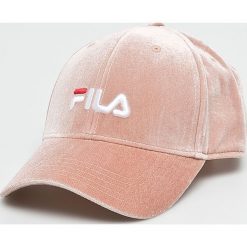 Fila - Czapka. Czerwone czapki damskie Fila, bez wzorów, z elastanu. W wyprzedaży za 99.90 zł.