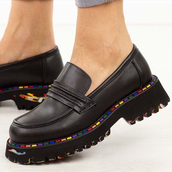 Czarne skórzane półbuty damskie T.Sokolski J25-75. Czarne półbuty damskie Cambell, na jesień, bez wzorów, z jeansu, biznesowe, z okrągłym noskiem, bez obcasa, bez zapięcia. W wyprzedaży za 233.10 zł.