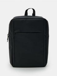 Jednolity plecak z kieszenią na laptopa - czarny. Czarne plecaki męskie Sinsay, bez wzorów, sportowe. Za 59.99 zł.