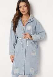 Jasnoniebieska Bawełniana Kurtka Jeansowa o Wydłużonym Fasonie z Troczkiem w Pasie i Przetarciami Elenai. Niebieskie kurtki damskie Born2be, l, bez wzorów, z bawełny, bez kaptura. Za 119.99 zł.