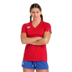 Koszulka damska Arena Team T-Shirt Panel. Czerwone koszulki sportowe damskie ARENA, bez wzorów, bez ramiączek, do pływania. Za 99.00 zł.