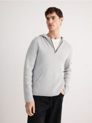 Sweter z kapturem - jasnoszary. Szare swetry męskie Reserved, l, bez wzorów, z bawełny, bez kołnierzyka, bez ramiączek. W wyprzedaży za 45.99 zł.