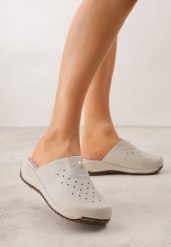 Beżowe Klapki Ozdobione Tłoczeniem Perforacją i Metaliczną Aplikacją Arihari. Brązowe klapki damskie Born2be, z aplikacjami, eleganckie, bez obcasa, na płaskiej podeszwie, bez zapięcia. Za 79.99 zł.