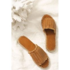 Camelowe Klapki Noradrenaline. Klapki damskie Born2be, bez wzorów, z otwartym noskiem, bez obcasa, bez zapięcia. Za 39.99 zł.