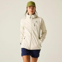 Damska kurtka typu softshell z kapturem Lexan III. Białe kurtki sportowe damskie Dare 2B, bez wzorów, z poliesteru, bez ramiączek, z kapturem, trekkingowe. Za 649.99 zł.