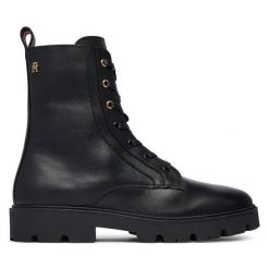 Trzewiki Tommy Hilfiger. Czarne botki damskie Tommy Hilfiger, bez wzorów, bez obcasa, na płaskiej podeszwie, bez zapięcia. Za 849.99 zł.