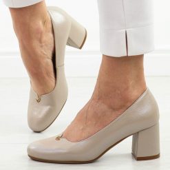 Beżowe czółenka damskie na obcasie Potocki 12569. Brązowe czółenka damskie POTOCKI, na wiosnę, w ażurowe wzory, z jeansu, biznesowe, z okrągłym noskiem, bez obcasa, na obcasie, bez zapięcia. Za 179.00 zł.