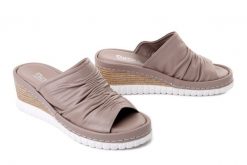 Artiker Relaks 58C1370 vison, klapki damskie. Brązowe klapki damskie Artiker Relaks, na lato, bez wzorów, bez obcasa, na koturnie, bez zapięcia. Za 249.90 zł.