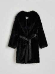 Płaszcz ze sztucznego futra z paskiem - czarny. Czarne płaszcze damskie Reserved, l, bez wzorów, bez kołnierzyka, bez kaptura. W wyprzedaży za 399.99 zł.