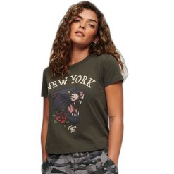Koszulka damska Superdry Tattoo Graphic années 90. Zielone bluzki damskie Superdry, bez wzorów, retro, bez kołnierzyka, bez ramiączek. W wyprzedaży za 151.30 zł.