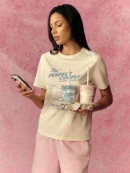 4F T-shirt relaxed z nadrukiem damski - kremowy M. Brązowe t-shirty damskie 4F, m, bez wzorów, z bawełny, bez kołnierzyka, bez ramiączek. Za 69.99 zł.