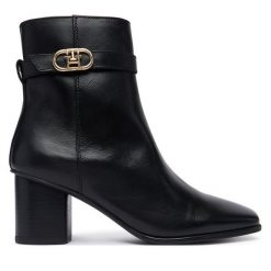 Botki Tommy Hilfiger. Czarne botki damskie Tommy Hilfiger, bez wzorów, bez obcasa, na słupku, bez zapięcia. Za 749.99 zł.