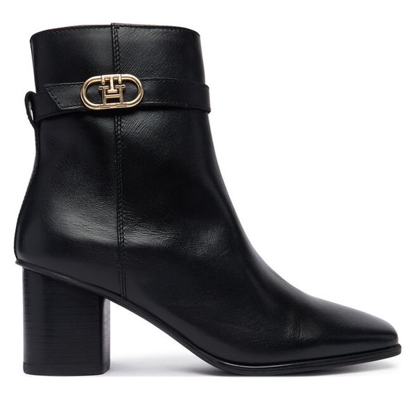 Botki Tommy Hilfiger. Czarne botki damskie Tommy Hilfiger, bez wzorów, bez obcasa, na słupku, bez zapięcia. Za 749.99 zł.