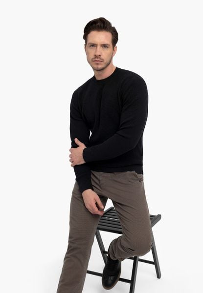 Czarny sweter S-HERO. Czarne swetry męskie Volcano, m, bez wzorów, z dzianiny, klasyczne, bez kołnierzyka, bez ramiączek. Za 159.99 zł.