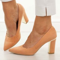 Morelowe zamsz Polskie czółenka damskie Suzana 852. Brązowe czółenka damskie Suzana, na jesień, bez wzorów, z zamszu, eleganckie, bez obcasa, na słupku, bez zapięcia. Za 249.00 zł.