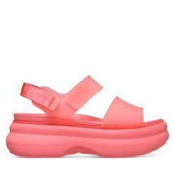 Sandały Crocs. Czerwone sandały damskie Crocs, bez wzorów, bez obcasa, na płaskiej podeszwie, bez zapięcia. Za 249.99 zł.