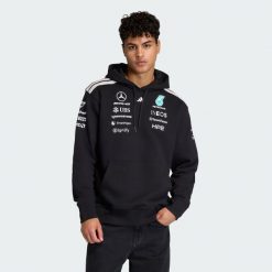 Bluza z kapturem MERCEDES-AMG PETRONAS FORMULA 1 TEAM DRIVER. Czarne bluzy męskie Adidas, z aplikacjami, z kapturem, na fitness i siłownię. Za 529.00 zł.