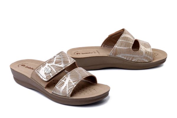 INBLU VR-60 026 piaskowy, klapki damskie. Brązowe klapki damskie Inblu, na lato, bez wzorów, bez obcasa, na koturnie, bez zapięcia. Za 77.99 zł.