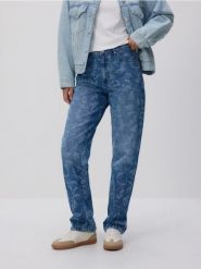 Jeansy straight ze wzorem - niebieski. Niebieskie jeansy damskie Reserved, bez wzorów, z denimu. Za 199.99 zł.