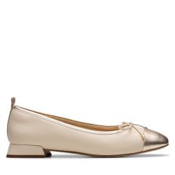 Baleriny Clarks. Brązowe balerinki damskie Clarks, bez wzorów, bez obcasa, bez zapięcia. Za 299.99 zł.