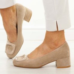 Beżowe czółenka damskie na obcasie Potocki 12825. Brązowe czółenka damskie POTOCKI, na jesień, z aplikacjami, z zamszu, eleganckie, z okrągłym noskiem, bez obcasa, na obcasie, bez zapięcia. Za 199.00 zł.