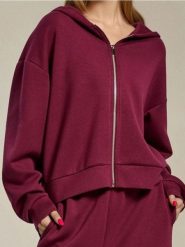 Rozpinana bluza z kapturem soft touch - czerwony. Czerwone bluzy damskie Sinsay, l, bez wzorów, z dzianiny, bez ramiączek, z kapturem. Za 59.99 zł.