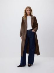 Płaszcz z imitacji skóry - brązowy. Brązowe płaszcze damskie Reserved, l, bez wzorów, ze skóry, bez kołnierzyka, bez kaptura. Za 359.99 zł.