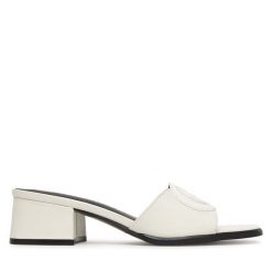 Klapki Guess. Białe klapki damskie Guess, z aplikacjami, bez obcasa, bez zapięcia. Za 449.99 zł.