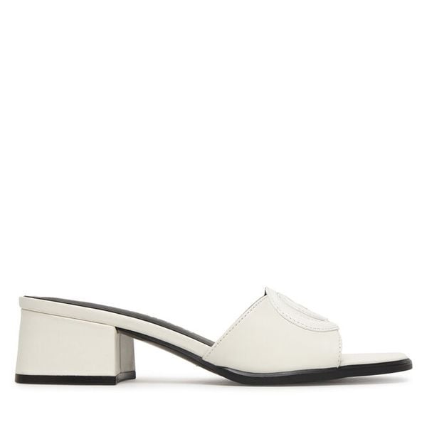 Klapki Guess. Białe klapki damskie Guess, z aplikacjami, bez obcasa, bez zapięcia. Za 449.99 zł.
