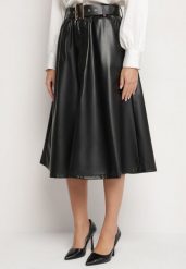 Czarna Rozkloszowana Spódnica z Imitacji Skóry Ozdobiona Paskiem Sewizelle. Czarne spódnice damskie Born2be, na co dzień, l, z aplikacjami, z bawełny, eleganckie, midi, proste. Za 169.99 zł.