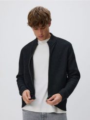 Rozpinany sweter ze stójką - czarny. Czarne swetry męskie Reserved, l, bez wzorów, z dzianiny, bez kołnierzyka, bez ramiączek. Za 139.99 zł.