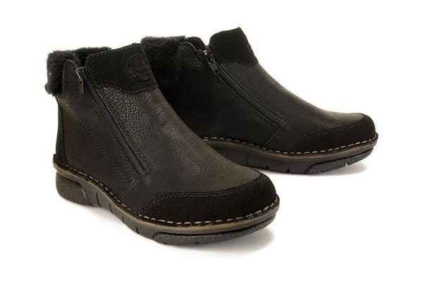RIEKER 73352-00 black, botki damskie. Czarne botki damskie Rieker, na zimę, bez wzorów, bez obcasa, bez zapięcia. Za 349.90 zł.