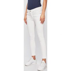 Tommy Jeans - Jeansy Sophie. Białe jeansy damskie Tommy Jeans, bez wzorów, z bawełny. W wyprzedaży za 359.90 zł.