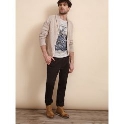 KARDIGAN DŁUGI RĘKAW MĘSKI Z GUZIKIEM. Brązowe swetry męskie TOP SECRET, na lato, m, bez wzorów, z bawełny, eleganckie, bez kołnierzyka, bez ramiączek. W wyprzedaży za 49.99 zł.