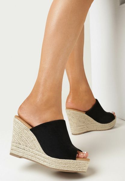 Czarne Klapki Peep Toe na Plecionym Koturnie Esadima. Czarne klapki damskie Born2be, bez wzorów, z otwartym noskiem, bez obcasa, na koturnie, bez zapięcia. Za 54.99 zł.