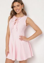 Różowa Rozkloszowana Sukienka Bez Rękawów z Ozdobnymi Wiązaniami Avelkio. Czerwone sukienki damskie Born2be, na spacer, m, bez wzorów, eleganckie, bez kołnierzyka, bez ramiączek, mini, rozkloszowane. Za 79.99 zł.