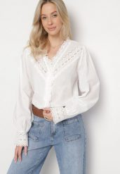 Biała Koszula Bawełniana w Stylu Retro ze Stójką i Ażurową Koronką Tulzema. Białe koszule damskie Born2be, l, z aplikacjami, z bawełny, eleganckie, bez kołnierzyka, bez ramiączek. Za 119.99 zł.